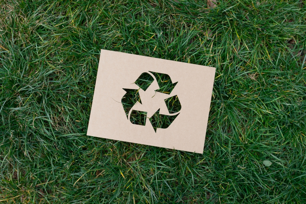 Co oznaczają strzałki na symbolu recyklingu?