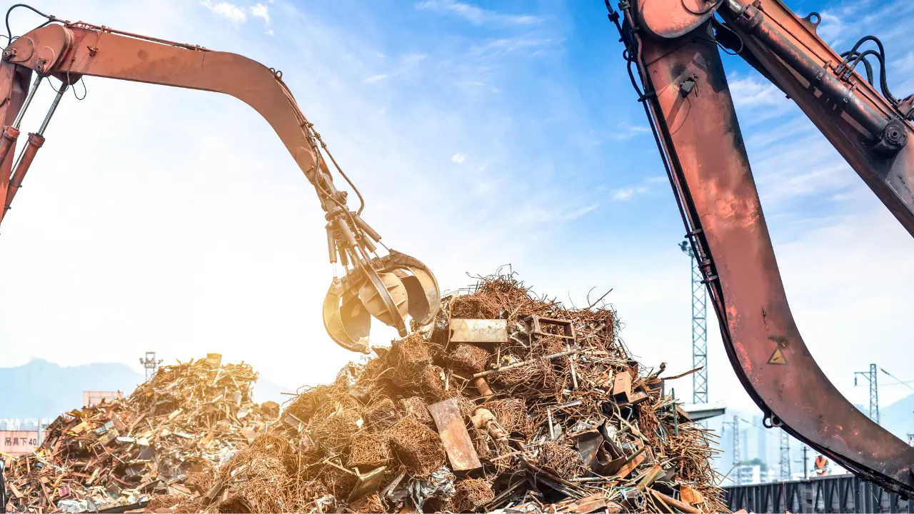 Praca na skupie złomu. Na czym polega?